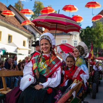 Izjemen obisk zaznamoval 50. Dneve narodnih noš in oblačilne dediščine v Kamniku (Blaž T. Muc)  (129)